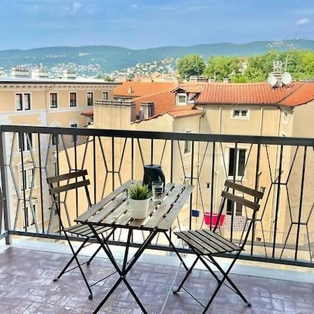 Leia Home W/Private Parking In Old Town Trieste Exteriör bild